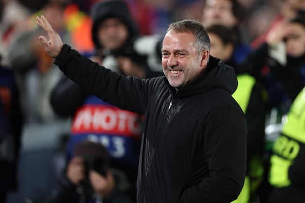 世界杯FIFA体育新闻：汉斯·弗里克彻底重振了巴塞罗那。/ Adria Puig/Anadolu/Getty Images