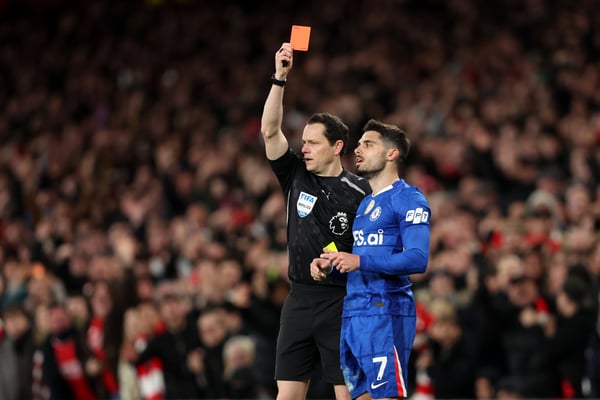 世界杯FIFA体育新闻:佩德罗·内托领到切尔西本赛季的第九张红牌。/ Charlotte Wilson/Offside/Getty Images
