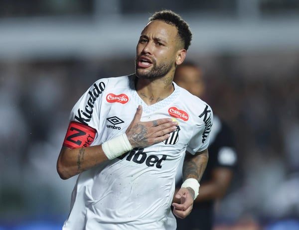 世界杯FIFA体育新闻:内马尔为桑托斯足球俱乐部进球后庆祝