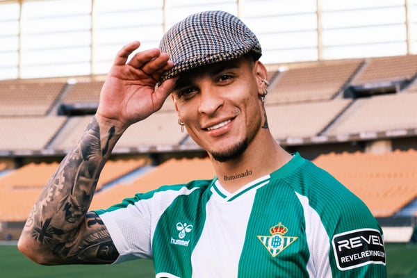 世界杯FIFA体育新闻:安东尼在皇家贝蒂斯队时戴着贝雷帽,以宣传他的绰号“安东尼奥·德·特里亚纳”。