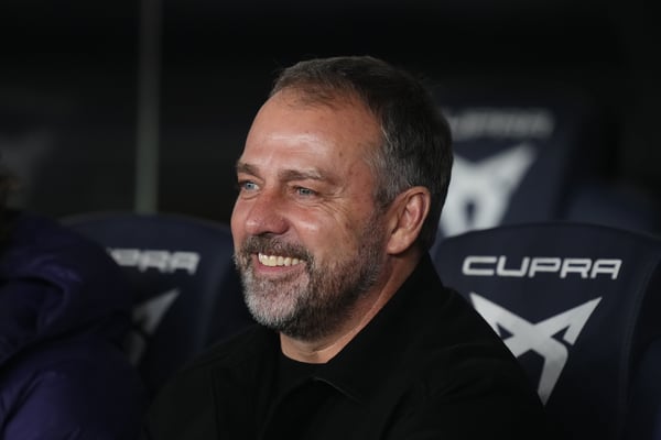 世界杯FIFA体育新闻：汉斯·弗里克让巴塞罗那球迷们喜笑颜开。/ Jose Breton/Pics Action/NurPhoto/Getty Images