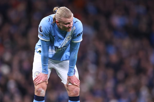 世界杯FIFA体育新闻：埃尔林·哈兰德缺席比赛，对这支前英超冠军球队来说无疑是一大损失。/ Robbie Jay Barratt/AMA/Getty Images