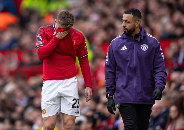 世界杯FIFA体育新闻:卢克·肖在周日比赛上半场被迫离场。/ Visionhaus/Getty Images