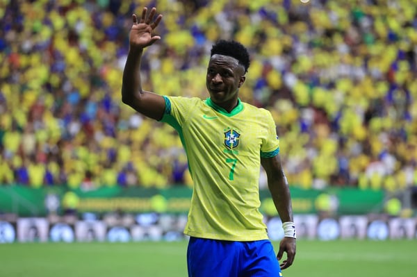 世界杯FIFA体育新闻：在巴西队战胜哥伦比亚队的比赛中，维尼修斯·儒尼奥尔向巴西球迷致意