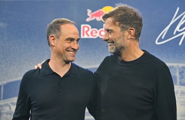 世界杯FIFA体育新闻:红牛首席执行官奥利弗·明茨拉夫(左)公开支持克洛普。/ KERSTIN JOENSSON/AFP/Getty Images