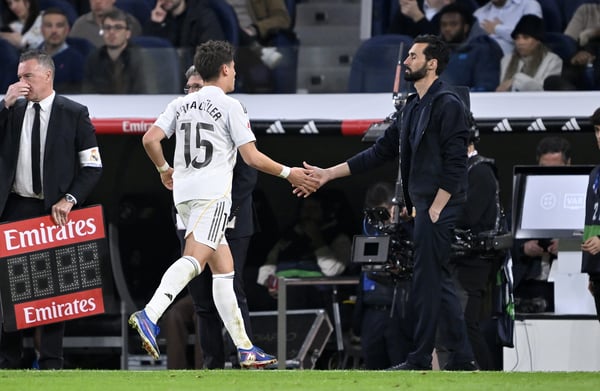 世界杯FIFA体育新闻:阿尔瓦罗·阿尔韦罗亚(右)在皇家马德里面临巨大压力。/ Burak Akbulut/Anadolu/Getty Images