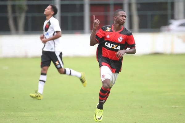 世界杯FIFA体育新闻：年轻的维尼修斯·儒尼奥尔在为弗拉门戈青训队进球后庆祝