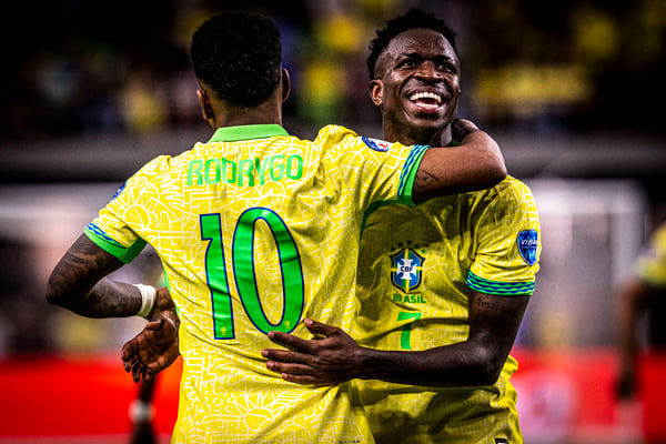 世界杯FIFA体育新闻：维尼修斯·儒尼奥尔（右）将不再与罗德里戈并肩作战，代表巴西国家队出战。/ IMAGO/体育新闻图片