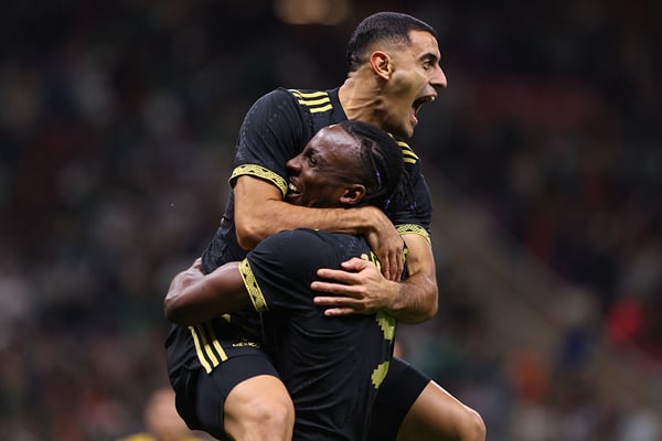 世界杯FIFA体育新闻:赫尔曼·贝尔特拉梅(上图)和胡利安·奎尼奥内斯可能正在争夺墨西哥国家队的一个席位。/ Simon Barber/Getty Images