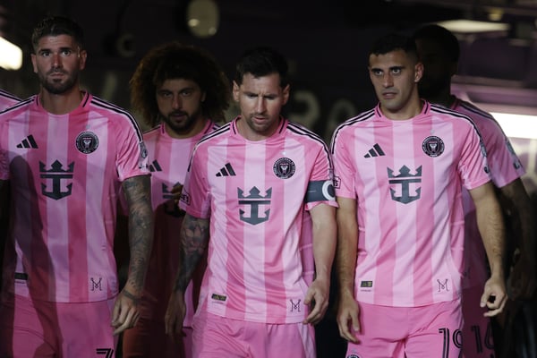 世界杯FIFA体育新闻:赫尔曼·贝尔特拉梅(右)无法拒绝与莱昂内尔·梅西并肩作战的机会。/ Leonardo Fernandez/MLS/Getty Images