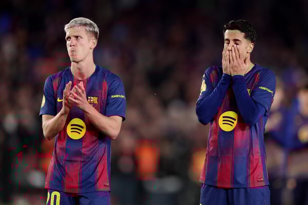 世界杯FIFA体育新闻:终场哨响后,巴塞罗那球员们情绪低落。/ David Ramirez/Soccrates/Getty Images