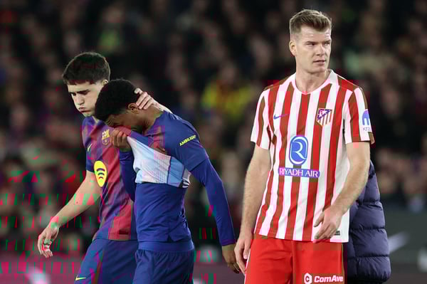 世界杯FIFA体育新闻:亚历杭德罗·巴尔德(前)受伤离场时泪流满面。/ Josep Lago/AFP/Getty Images