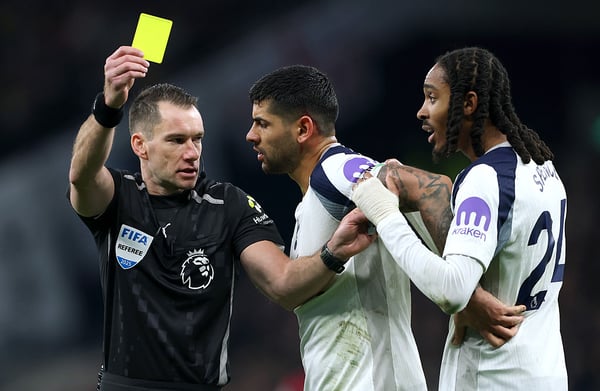 世界杯FIFA体育新闻：有些球员很容易吃到黄牌。/ 西汉姆联足球俱乐部/西汉姆联足球俱乐部/Getty Images