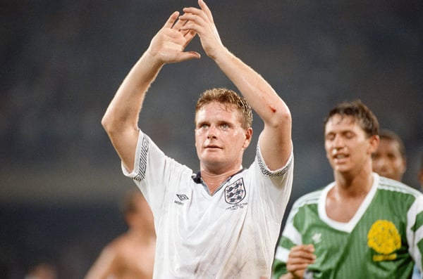 世界杯FIFA体育新闻：1990年意大利世界杯四分之一决赛，在意大利那不勒斯圣保罗球场，保罗·加斯科因庆祝英格兰队在加时赛中以3-2战胜喀麦隆队。