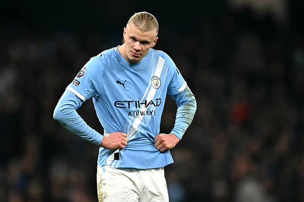 世界杯FIFA体育新闻：埃尔林·哈兰德对阵诺丁汉森林的比赛中毫无建树。/ Paul Ellis/AFP/Getty Images