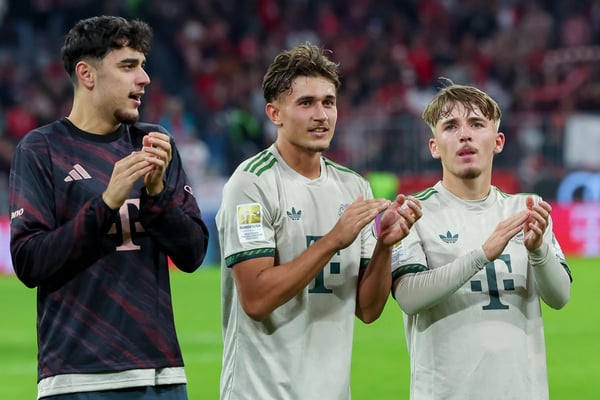 世界杯FIFA体育新闻：亚历山大·帕夫洛维奇、汤姆·比肖夫和伦纳特·卡尔与拜仁慕尼黑队庆祝胜利