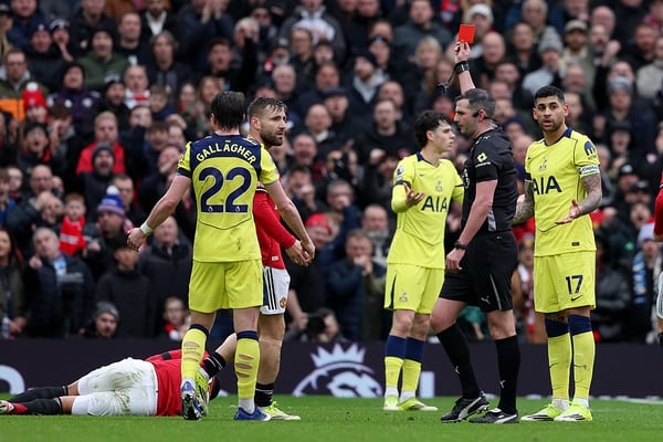世界杯FIFA体育新闻：克里斯蒂安·罗梅罗在老特拉福德球场领到本赛季英超联赛的第二张红牌。/ Neal Simpson/Sportsphoto/Allstar/Getty Images