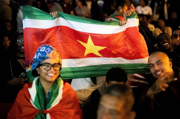 世界杯FIFA体育新闻：阿姆斯特丹——苏里南足球迷正在观看国际足联世界杯预选赛的最后一场比赛。