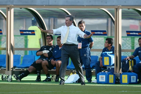 世界杯FIFA体育新闻：2002年世界杯期间，哈维尔·阿吉雷在场边