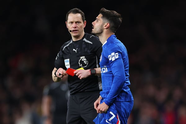 世界杯FIFA体育新闻：佩德罗·内托在周日客场负于阿森纳的比赛中被红牌罚下。/ Marc Atkins/Getty Images