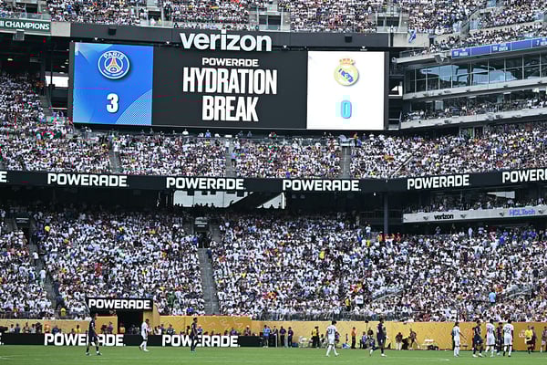 世界杯FIFA体育新闻：去年夏天世俱杯期间曾试行过饮水休息制度。/ PAUL ELLIS/AFP/Getty Images