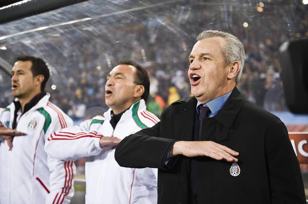 世界杯FIFA体育新闻：2010年约翰内斯堡世界杯上，哈维尔·阿吉雷在奏国歌时