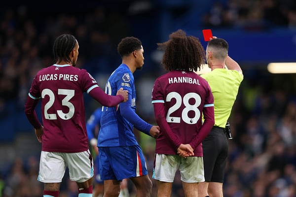 世界杯FIFA体育新闻：韦斯利·福法纳在对阵伯恩利的比赛中被红牌罚下。/ Izzy Poles/AMA/Getty Images。