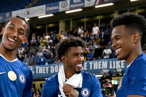 世界杯FIFA体育新闻：2025 年 8 月 8 日，切尔西队对阵勒沃库森队的比赛后，若昂·佩德罗、安德烈·桑托斯和埃斯特沃。