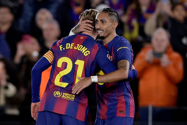 世界杯FIFA体育新闻：巴塞罗那本赛季很有希望再添奖杯。/ Maria Gracia Jimenez/Soccrates/Getty Images