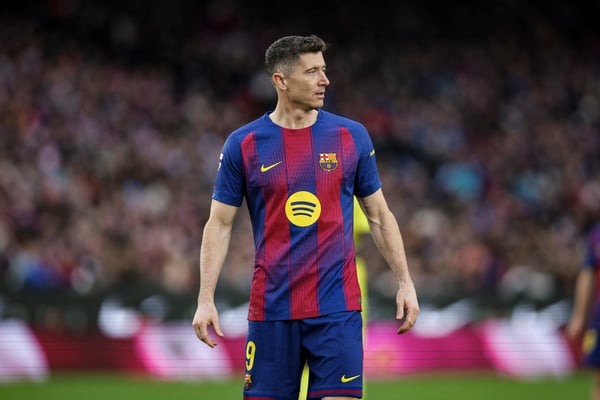 世界杯FIFA体育新闻：罗伯特·莱万多夫斯基的合同即将到期。/ Gongora/NurPhoto/Getty Images