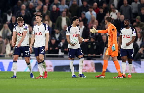 世界杯FIFA体育新闻：托特纳姆热刺队陷入了严重的困境。/ Catherine Ivill/AMA/Getty Images