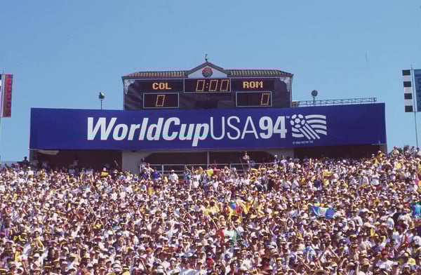 世界杯FIFA体育新闻:1994年美国世界杯A组哥伦比亚对阵罗马尼亚比赛前,帕萨迪纳玫瑰碗体育场的记分牌景象