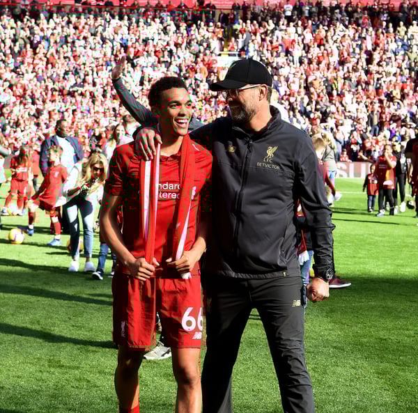 世界杯FIFA体育新闻:特伦特·亚历山大-阿诺德(左)和尤尔根·克洛普在利物浦携手取得了诸多成功。/ 安德鲁·鲍威尔/利物浦足球俱乐部/盖蒂图片社