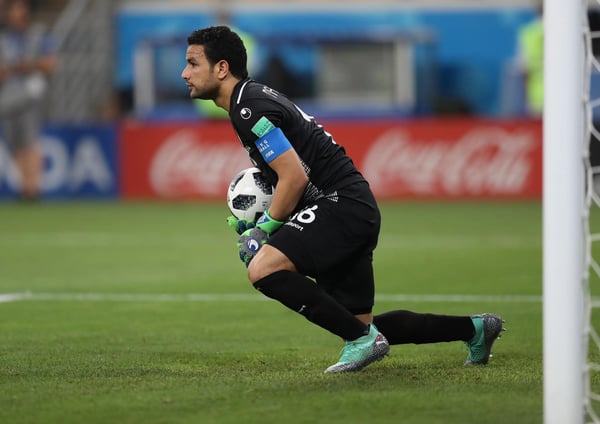 世界杯FIFA体育新闻：在2018年俄罗斯世界杯G组比赛中，突尼斯门将艾曼·马特卢西在萨兰斯克对阵巴拿马的比赛中接住了球。