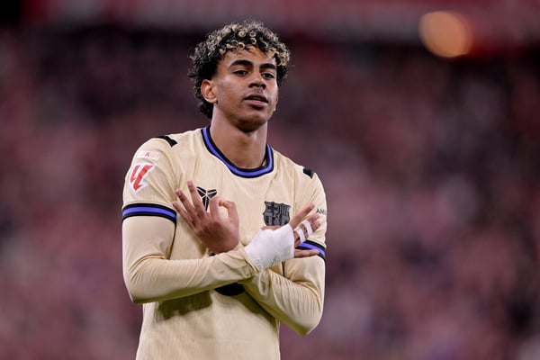 世界杯FIFA体育新闻：拉明·亚马尔的又一次精彩表现为巴塞罗那赢得了三分。/ Cesar Ortiz/Soccrates/Getty Images