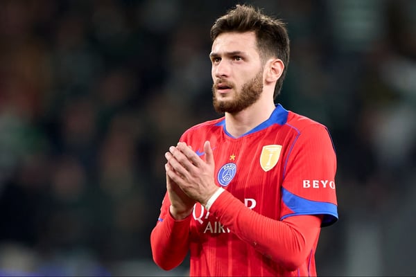 世界杯FIFA体育新闻：Khvicha Kvaratskhelia成了八卦新闻的焦点。/ Jose Manuel Alvarez Rey/Getty Images