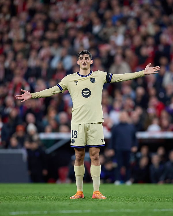 世界杯FIFA体育新闻：杰拉德·马丁在中后卫位置上再次表现出色。/ Ion Alcoba Beitia/Getty Images