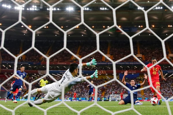 世界杯FIFA体育新闻：在2018年俄罗斯世界杯16强赛中，比利时球员纳赛尔·沙兹利在顿河畔罗斯托夫的罗斯托夫竞技场将球轻轻推过日本门将川岛永嗣的十指关。