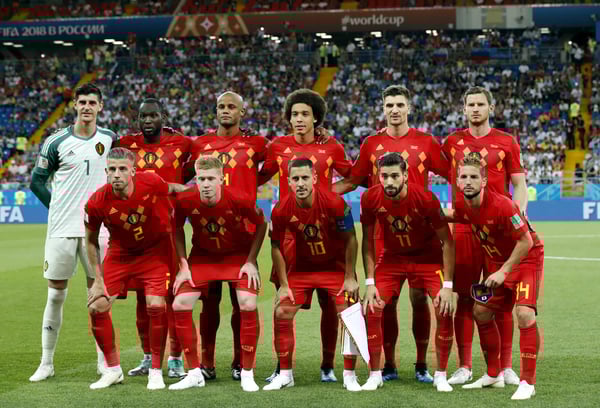 世界杯FIFA体育新闻：在2018年俄罗斯世界杯16强赛中，比利时队在顿河畔罗斯托夫的罗斯托夫竞技场迎战日本队，赛前列队。