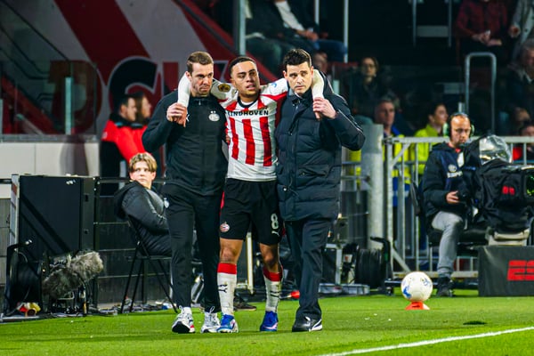 世界杯FIFA体育新闻：埃因霍温队工作人员搀扶塞尔吉尼奥·德斯特离开球场。/ Kevin Senders/Marcel ter Bals/DeFodi Images/Getty Images