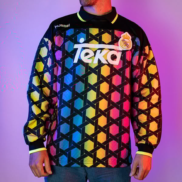 世界杯FIFA体育新闻：90年代的装备真是别具一格。/ 胡默尔