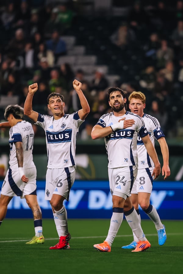 世界杯FIFA体育新闻：塞巴斯蒂安·贝尔哈特（左）和布莱恩·怀特（右）希望能够入选美国国家男子足球队，参加2026年世界杯。/ 图片由温哥华白浪足球俱乐部提供