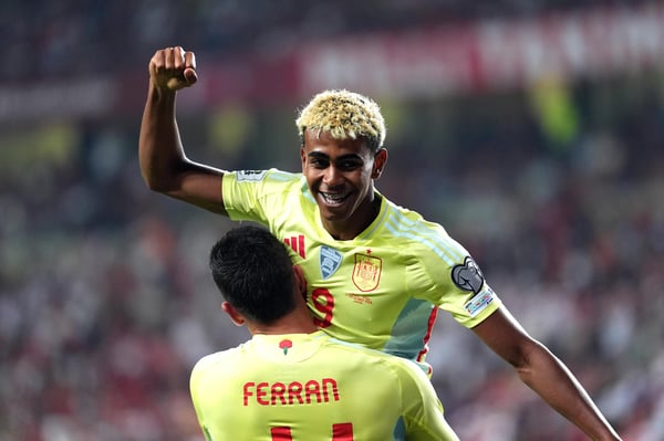 世界杯FIFA体育新闻：2025年9月7日，在2026年国际足联世界杯欧洲区预选赛对阵土耳其的比赛中，西班牙队的拉明·亚马尔和费兰·托雷斯庆祝进球。