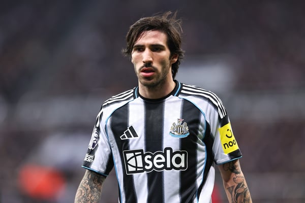 世界杯FIFA体育新闻:桑德罗·托纳利拥有众多仰慕者。/ Robbie Jay Barratt/AMA/Getty Images