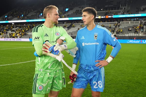 世界杯FIFA体育新闻：克里斯·布雷迪（左）和帕特里克·舒尔特（右）在MLS比赛中均保持零封。/ Jason Mowry/MLS/Getty Images