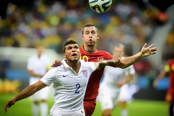 世界杯FIFA体育新闻：萨尔瓦多、巴西、美国：德安德烈·耶德林和比利时的埃登·阿扎尔在比赛中争抢皮球