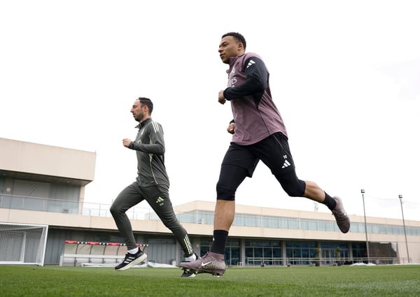 世界杯FIFA体育新闻:姆巴佩的身体状况仅足以在体能教练的指导下进行轻松的慢跑。/ David S. Bustamante/皇家马德里/Getty Images