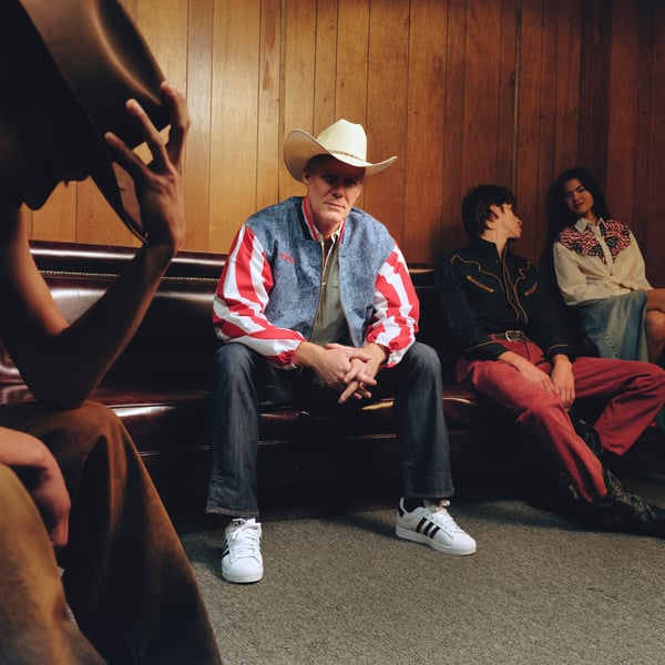 世界杯FIFA体育新闻：美国前国家队球星阿莱克西·拉拉斯身着阿迪达斯牛仔系列服装 / 图片由阿迪达斯提供