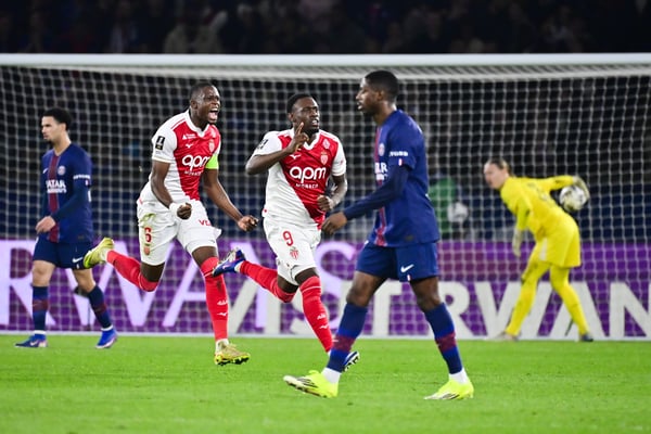 世界杯FIFA体育新闻：福拉林·巴洛贡（中）再次击败巴黎圣日耳曼。/ Nicolas Gaudin/Eurasia Sport Images/Getty Images