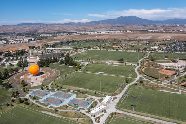 世界杯FIFA体育新闻：该场地包含六块天然草坪球场。/ Allen J. Schaben/洛杉矶时报/Getty Images